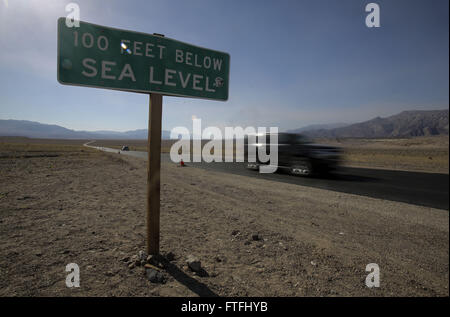 Los Angeles, Californie, USA. Mar 26, 2016. L'autoroute 190 dans la région de Death Valley National Park, California, United States le samedi 26 mars 2016. La vallée de la mort est un désert situé dans la vallée de l'Est de la Californie. C'est le plus bas, le plus sec, et les plus chauds dans la région Amérique du Nord. Death Valley's Badwater bassin est le point de la plus basse en Amérique du Nord, à 282 pieds au-dessous du niveau de la mer. Ce point est de 84,6 milles à l'est-sud-est du Mont Whitney, le plus haut point de l'contigus des États-Unis avec une altitude de 14 505 pieds. Death Valley's Furnace Creek détient le record de la plus haute fiabilité Banque D'Images