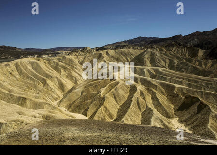 Los Angeles, Californie, USA. Mar 26, 2016. Dans Zabriskie Point Death Valley National Park, California, United States le samedi 26 mars 2016. La vallée de la mort est un désert situé dans la vallée de l'Est de la Californie. C'est le plus bas, le plus sec, et les plus chauds dans la région Amérique du Nord. Death Valley's Badwater bassin est le point de la plus basse en Amérique du Nord, à 282 pieds au-dessous du niveau de la mer. Ce point est de 84,6 milles à l'est-sud-est du Mont Whitney, le plus haut point de l'contigus des États-Unis avec une altitude de 14 505 pieds. Death Valley's Furnace Creek détient le record de la plus haute fiabilité Banque D'Images