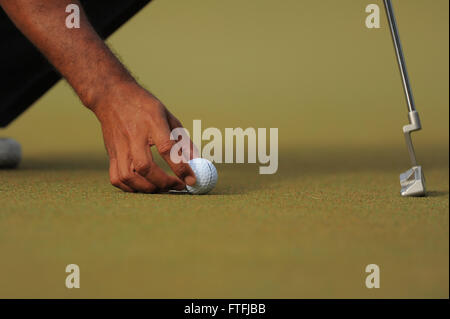 Ponte Vedra, Florida, USA. 10 mai, 2012. Détail de Tiger Woods part comme il place son ballon pour un putt lors du premier tour des joueurs championnat au TPC Sawgrass le 10 mai 2012 à Ponte Vedra en Floride ZUMA PRESS/ Scott A. Miller. © Scott A. Miller/ZUMA/Alamy Fil Live News Banque D'Images