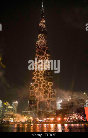 Dubaï. Mar 28, 2016. Photo prise le 27 mars 2016 présente le nouveau logo de l'Expo de Dubaï 2020 sous la lumière LED à Burj Khalifa, Dubaï aux Émirats arabes unis (EAU). Inspiré par un anneau antique découvert sur le site archéologique de Saruq al-Hadid, le nouveau logo de l'Expo 2020 de Dubaï a été dévoilé dimanche au cours d'une cérémonie officielle. © Xinhua/Alamy Live News Banque D'Images