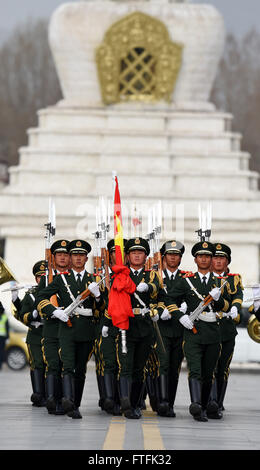 Lhasa, Chine, région autonome du Tibet. Mar 28, 2016. Une cérémonie de lever de drapeau est organisée pour fêter la Journée de l'émancipation des serfs à Lhassa, le sud-ouest de la Chine, région autonome du Tibet, le 28 mars 2016. En 2009, le 28 mars a été désigné comme la journée pour marquer la libération des 1 millions de personnes, soit 90 pour cent de la population de la région à cette époque, du système féodal serf en 1959. © Chogo,/Xinhua/Alamy Live News Banque D'Images