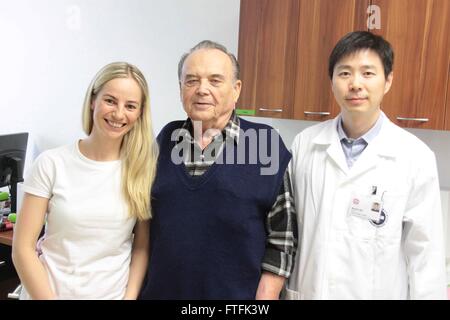 Prague. 17 Juin, 2015. La médecine traditionnelle chinoise (TCM) Docteur Wang Bo (1re L) pose pour des photos avec son patient (C) et le traducteur au centre de recherches pour le TCM à Hradec Kralove, République tchèque, le 2 mars 2016. Comme un résultat concret d'une coopération entre la Chine et l'Europe Centrale et Orientale (ECO) au cours des dernières années, le centre de recherche pour la médecine traditionnelle chinoise, a officiellement ouvert le 17 juin 2015, sert comme un manifeste pour l'expansion des régions de Chine-CEE de la coopération pragmatique. © Wang Yi/Xinhua/Alamy Live News Banque D'Images