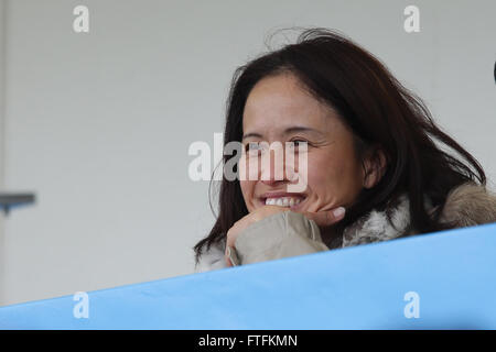 Asako Takakura (U-20 Women's entraîneur en chef de l'équipe nationale du Japon), le 27 mars 2016 - Football : l'entraîneur-chef Asako Takakura de U-20 de l'équipe nationale du Japon de la femme a l'air sur l'avant la Nadeshiko League entre NTV Beleza et Urawa Reds chers à Ajinomoto Domaine Nishigaoka dans Tokyo, Japon © AFLO/Alamy Live News Banque D'Images