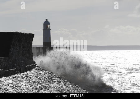 Porthcawl, dans le sud du Pays de Galles, Royaume-Uni. 28 mars, 2016. Météo France : vagues de tempête Katie affectent la côte de Porthcawl. Crédit : Andrew Bartlett/Alamy Live News Banque D'Images