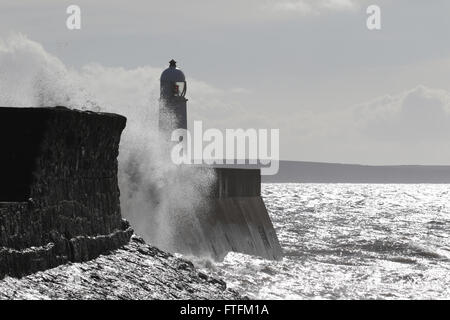 Porthcawl, dans le sud du Pays de Galles, Royaume-Uni. 28 mars, 2016. Météo France : vagues de tempête Katie affectent la côte de Porthcawl. Crédit : Andrew Bartlett/Alamy Live News Banque D'Images