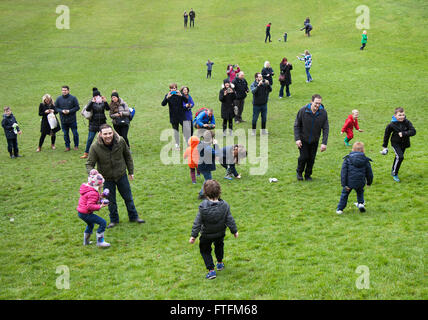 Preston, Lancashire, UK 28 Mars, 2016. Le matériel roulant d'oeufs, et un étrange apple, à Avenham Park. Les oeufs sont dévalé les pentes à Avenham Park chaque lundi de Pâques - dans le passé, ces ont été décorées traditionnels œufs durs mais maintenant sont souvent de la variété de chocolat ! Ainsi que l'œuf-roulant , l'événement de Pâques est l'hôte d'une compétition de capot. Le matériel roulant d'oeufs, ou d'une chasse aux œufs de Pâques est un jeu traditionnel joué avec des oeufs de Pâques. Différents pays ont différentes versions du jeu, habituellement joué avec des durs à cuire, les œufs décorés. Banque D'Images