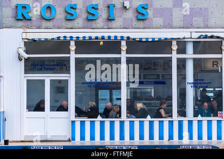 Southend-on-Sea, Essex, Royaume-Uni. Mar 28, 2016. Les gens de Cafe sur front de mer à Westcliff-on-Sea Crédit : Timothy Smith/Alamy Live News Banque D'Images