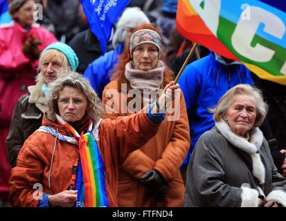 Francfort, Allemagne. Mar 28, 2016. Les gens prennent part à une marche anti-guerre à Francfort, Allemagne, le 28 mars 2016. Demonstrants dans tout le pays sont descendus dans la rue pour protester contre la guerre pendant les vacances de Pâques. Credit : Luo Huanhuan/Xinhua/Alamy Live News Banque D'Images