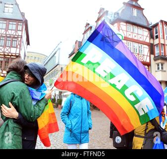 Francfort, Allemagne. Mar 28, 2016. Les gens prennent part à une marche anti-guerre à Francfort, Allemagne, le 28 mars 2016. Demonstrants dans tout le pays sont descendus dans la rue pour protester contre la guerre pendant les vacances de Pâques. Credit : Luo Huanhuan/Xinhua/Alamy Live News Banque D'Images