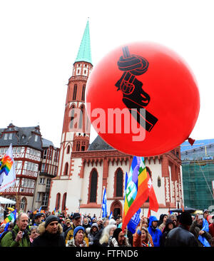 Francfort, Allemagne. Mar 28, 2016. Les gens prennent part à une marche anti-guerre à Francfort, Allemagne, le 28 mars 2016. Demonstrants dans tout le pays sont descendus dans la rue pour protester contre la guerre pendant les vacances de Pâques. Credit : Luo Huanhuan/Xinhua/Alamy Live News Banque D'Images