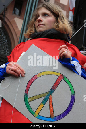 Francfort, Allemagne. Mar 28, 2016. Une femme prend part à une marche anti-guerre à Francfort, Allemagne, le 28 mars 2016. Demonstrants dans tout le pays sont descendus dans la rue pour protester contre la guerre pendant les vacances de Pâques. Credit : Luo Huanhuan/Xinhua/Alamy Live News Banque D'Images