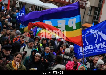 Francfort, Allemagne. Mar 28, 2016. Les gens prennent part à une marche anti-guerre à Francfort, Allemagne, le 28 mars 2016. Demonstrants dans tout le pays sont descendus dans la rue pour protester contre la guerre pendant les vacances de Pâques. Credit : Luo Huanhuan/Xinhua/Alamy Live News Banque D'Images