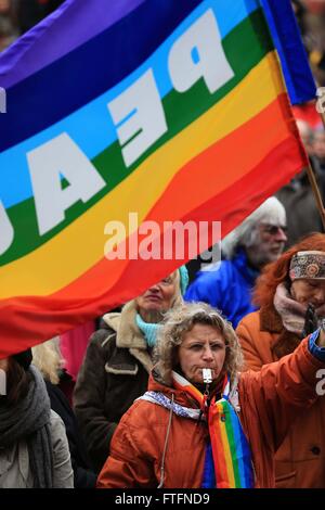 Francfort, Allemagne. Mar 28, 2016. Les gens prennent part à une marche anti-guerre à Francfort, Allemagne, le 28 mars 2016. Demonstrants dans tout le pays sont descendus dans la rue pour protester contre la guerre pendant les vacances de Pâques. Credit : Luo Huanhuan/Xinhua/Alamy Live News Banque D'Images