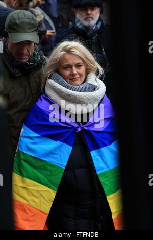 Francfort, Allemagne. Mar 28, 2016. Les gens prennent part à une marche anti-guerre à Francfort, Allemagne, le 28 mars 2016. Demonstrants dans tout le pays sont descendus dans la rue pour protester contre la guerre pendant les vacances de Pâques. Credit : Luo Huanhuan/Xinhua/Alamy Live News Banque D'Images