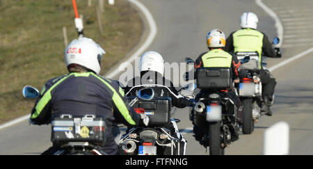 Saint Pierre, de l'Allemagne. Mar 26, 2016. Les cyclistes roulant le long d'une route près de St Peter, Allemagne, 26 mars 2016. Le beau temps dans la région de Schwarzwald appelle à la première tournée en vélo. Photo : Patrick Seeger/dpa/Alamy Live News Banque D'Images