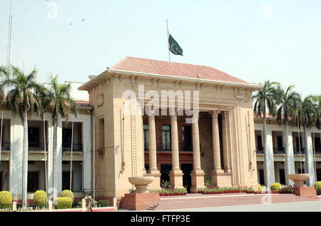 Drapeau national du Pakistan aux commandes en berne sur les bâtiments du gouvernement, une journée de deuil est observée à travers le Pakistan à la mémoire de ceux qui ont été tués hier dans la bombe suicidaire à Gulshan-e-Iqbal Park, à Lahore le lundi 28 mars 2016. Au moins 70 personnes ont été tuées et près de 300 personnes ont été blessées lorsqu'une explosion a dévasté le stationnement d'un parc bondé où de nombreux chrétiens minoritaires était allé à célébrer le dimanche de Pâques, des fonctionnaires a dit. Banque D'Images