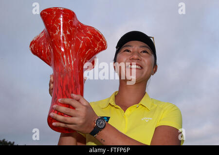 Carlsbad, États-Unis. Mar 27, 2016. CARLSBAD, 27 mars, 2016 | Lydia Ko contient jusqu'le trophée après avoir remporté le Kia Classic à l'Aviara Golf Club à Carlsbad le dimanche. | -Obligatoire Crédit photo : Photo par Hayne Palmour IV/San Diego Union-Tribune, LLC © Hayne Palmour iv/U-T San Diego/ZUMA/Alamy Fil Live News Banque D'Images