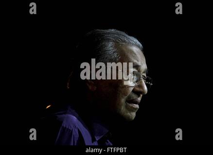29 mars 2016 - Malaysia, Kuala Lumpur, Malaisie - Malaisie l'ancien Premier Ministre Mahathir Mohamad traite de ses partisans au cours de ''Enregistrer'' Consensus la Malaisie à Kuala Lumpur.Save Malaisie consensus rassembler tous les dirigeants et militants syndicaux de diverses origines et a demandé instamment à tous les Malaisiens de divulguer son insistance pour que le Premier Ministre malaisien Najib Tun Razak à ramener. (Crédit Image : © Kepy via Zuma sur le fil) Banque D'Images