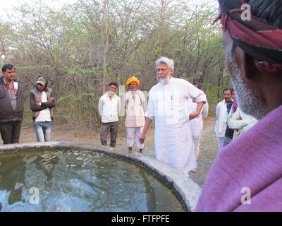 L'homme de l'eau de l'Inde Rajendra Singh explique une structure de conservation de l'eau utilisée pour le bétail aux agriculteurs visitant son ashram à Bheekampura, Alwar (Inde), 11 mars 2016. Singh a utilisé des techniques de récolte de l'eau de pluie pour apporter l'eau à des centaines de villages tout en ravivant les rivières dans le nord-ouest de l'état du Rajasthan. Siddhartha Kumar/dpa Banque D'Images