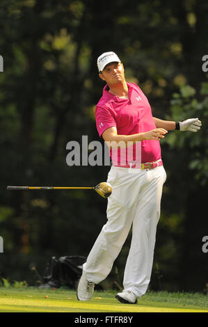 29 juin 2012 - Bethesda, MD, USA - Jeff Overton gouttes son club après avoir pris le départ sur le 14e trou au cours de la deuxième ronde de l'AT&T National à Congressional Country Club le 29 juin 2012 à Bethesda, Maryland. ..ZUMA PRESS/ Scott A. Miller (crédit Image : © Scott A. Miller via Zuma sur le fil) Banque D'Images