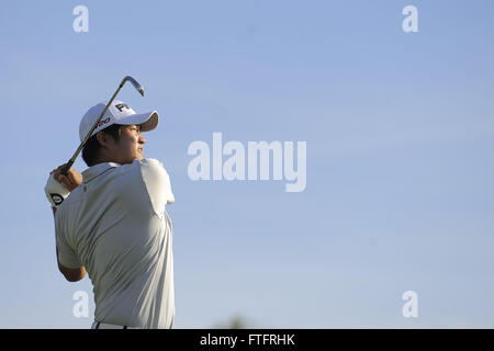 Janvier 29, 2012 - La Jolla, Californie, USA - John Hein tees off sur le 16e trou lors de la ronde finale de l'Open d'assurance des agriculteurs sur le parcours sud à Torrey Pines, le 29 janvier 2012 à La Jolla, en Californie. ..ZUMA PRESS/ Scott A. Miller (crédit Image : © Scott A. Miller via Zuma sur le fil) Banque D'Images