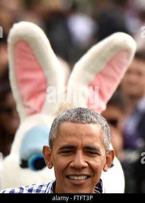 Washington, DC, DC, Etats-Unis. Mar 28, 2016. Le président des États-Unis, Barack Obama, assiste à la Maison blanche aux Œufs de Pâques à la Maison Blanche à Washington, DC, aux Etats-Unis le 28 mars 2016. Plus de 30 000 personnes se sont réunies à la Maison Blanche pour l'assemblée annuelle aux Œufs de Pâques le lundi. Credit : Yin Bogu/Xinhua/Alamy Live News Banque D'Images