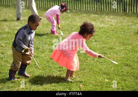 Washington, DC, DC, Etats-Unis. Mar 28, 2016. Les enfants vont à la Maison blanche aux Œufs de Pâques à la Maison Blanche à Washington, DC, aux Etats-Unis le 28 mars 2016. Plus de 30 000 personnes se sont réunies à la Maison Blanche pour l'assemblée annuelle aux Œufs de Pâques le lundi. Credit : Yin Bogu/Xinhua/Alamy Live News Banque D'Images