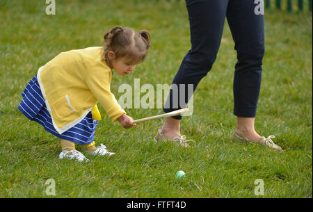 Washington, DC, DC, Etats-Unis. Mar 28, 2016. Un enfant assiste à la Maison blanche aux Œufs de Pâques à la Maison Blanche à Washington, DC, aux Etats-Unis le 28 mars 2016. Plus de 30 000 personnes se sont réunies à la Maison Blanche pour l'assemblée annuelle aux Œufs de Pâques le lundi. Credit : Yin Bogu/Xinhua/Alamy Live News Banque D'Images