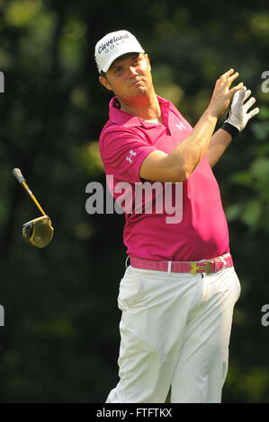 29 juin 2012 - Bethesda, MD, USA - Jeff Overton gouttes son club après avoir pris le départ sur le 14e trou au cours de la deuxième ronde de l'AT&T National à Congressional Country Club le 29 juin 2012 à Bethesda, Maryland. ..ZUMA PRESS/ Scott A. Miller (crédit Image : © Scott A. Miller via Zuma sur le fil) Banque D'Images