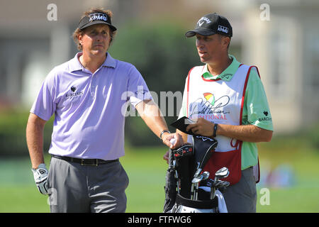 Orlando, Floride, USA. 22 mars, 2012. Phil Mickelson et sa caddie Jim ''Bones'' MacKay lors du premier tour de l'Arnold Plamer Invitational au Bay Hill Club and Lodge le 22 mars 2012 à Orlando, Floride ZUMA PRESS/ Scott A. Miller. © Scott A. Miller/ZUMA/Alamy Fil Live News Banque D'Images