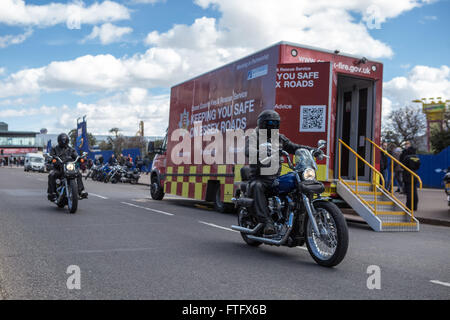 Southend-on-Sea, Essex, UK - 28 mars 2016. Le outhend "Shakedown" est la première réunion de masse des motocyclistes le long de la promenade de la ville balnéaire d'Essex sur le Lundi de Pâques Jour férié, traditionnellement, la première sortie de l'année - d'où 'Shakedown'. Cela, la dix-huitième année de l'événement, presque n'a pas eu lieu en raison de la demande d'organisateurs £4k par la police pour leur participation. Les commerçants locaux sont venus à acquitter la taxe pour sécuriser l'événement. Malgré le mauvais temps de Katie tempête plusieurs milliers de motards toujours fait le voyage Banque D'Images