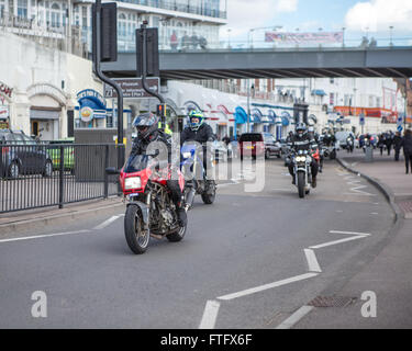 Southend-on-Sea, Essex, UK - 28 mars 2016. Le outhend "Shakedown" est la première réunion de masse des motocyclistes le long de la promenade de la ville balnéaire d'Essex sur le Lundi de Pâques Jour férié, traditionnellement, la première sortie de l'année - d'où 'Shakedown'. Cela, la dix-huitième année de l'événement, presque n'a pas eu lieu en raison de la demande d'organisateurs £4k par la police pour leur participation. Les commerçants locaux sont venus à acquitter la taxe pour sécuriser l'événement. Malgré le mauvais temps de Katie tempête plusieurs milliers de motards toujours fait le voyage Banque D'Images