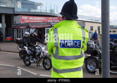 Southend-on-Sea, Essex, UK - 28 mars 2016. Le outhend "Shakedown" est la première réunion de masse des motocyclistes le long de la promenade de la ville balnéaire d'Essex sur le Lundi de Pâques Jour férié, traditionnellement, la première sortie de l'année - d'où 'Shakedown'. Cela, la dix-huitième année de l'événement, presque n'a pas eu lieu en raison de la demande d'organisateurs £4k par la police pour leur participation. Les commerçants locaux sont venus à acquitter la taxe pour sécuriser l'événement. Malgré le mauvais temps de Katie tempête plusieurs milliers de motards toujours fait le voyage Banque D'Images