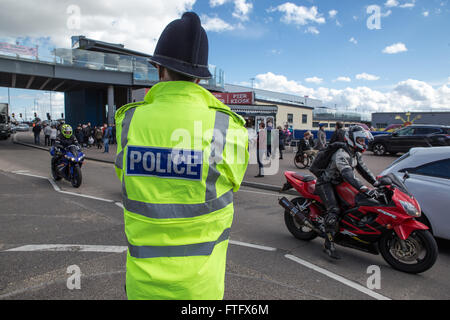 Southend-on-Sea, Essex, UK - 28 mars 2016. Le outhend "Shakedown" est la première réunion de masse des motocyclistes le long de la promenade de la ville balnéaire d'Essex sur le Lundi de Pâques Jour férié, traditionnellement, la première sortie de l'année - d'où 'Shakedown'. Cela, la dix-huitième année de l'événement, presque n'a pas eu lieu en raison de la demande d'organisateurs £4k par la police pour leur participation. Les commerçants locaux sont venus à acquitter la taxe pour sécuriser l'événement. Malgré le mauvais temps de Katie tempête plusieurs milliers de motards toujours fait le voyage Banque D'Images