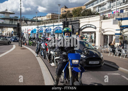 Southend-on-Sea, Essex, UK - 28 mars 2016. Le outhend "Shakedown" est la première réunion de masse des motocyclistes le long de la promenade de la ville balnéaire d'Essex sur le Lundi de Pâques Jour férié, traditionnellement, la première sortie de l'année - d'où 'Shakedown'. Cela, la dix-huitième année de l'événement, presque n'a pas eu lieu en raison de la demande d'organisateurs £4k par la police pour leur participation. Les commerçants locaux sont venus à acquitter la taxe pour sécuriser l'événement. Malgré le mauvais temps de Katie tempête plusieurs milliers de motards toujours fait le voyage Banque D'Images