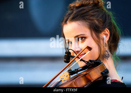 Aviles, Espagne. 28 mars, 2016. La violoniste pendant le concert de l'ensemble de musique celtique espagnol "Luar na Lubre", à la place d'Espagne à Aviles, Espagne, sur la tournée de son nouvel album "Extra Mundi". Crédit : David Gato/Alamy Live News Banque D'Images