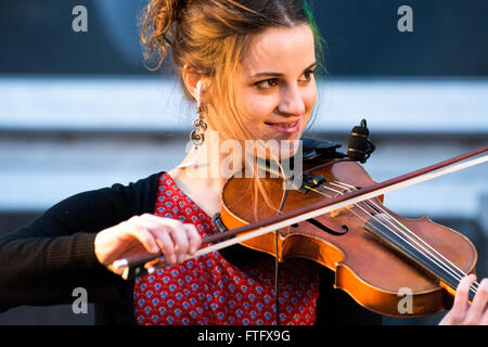 Aviles, Espagne. 28 mars, 2016. La violoniste pendant le concert de l'ensemble de musique celtique espagnol "Luar na Lubre", à la place d'Espagne à Aviles, Espagne, sur la tournée de son nouvel album "Extra Mundi". Crédit : David Gato/Alamy Live News Banque D'Images