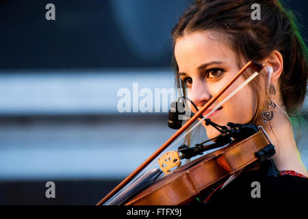 Aviles, Espagne. 28 mars, 2016. La violoniste pendant le concert de l'ensemble de musique celtique espagnol "Luar na Lubre", à la place d'Espagne à Aviles, Espagne, sur la tournée de son nouvel album "Extra Mundi". Crédit : David Gato/Alamy Live News Banque D'Images