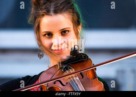 Aviles, Espagne. 28 mars, 2016. La violoniste pendant le concert de l'ensemble de musique celtique espagnol "Luar na Lubre", à la place d'Espagne à Aviles, Espagne, sur la tournée de son nouvel album "Extra Mundi". Crédit : David Gato/Alamy Live News Banque D'Images