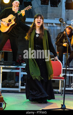 Aviles, Espagne. 28 mars, 2016. Paula Rey danses pendant le concert de l'ensemble de musique celtique espagnol "Luar na Lubre", à la place d'Espagne à Aviles, Espagne, sur la tournée de son nouvel album "Extra Mundi". Crédit : David Gato/Alamy Live News Banque D'Images