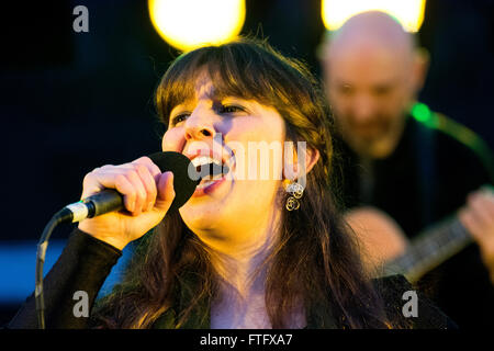 Aviles, Espagne. 28 mars, 2016. Paula Rey chante dans le concert de l'ensemble de musique celtique espagnol "Luar na Lubre", à la place d'Espagne à Aviles, Espagne, sur la tournée de son nouvel album "Extra Mundi". Crédit : David Gato/Alamy Live News Banque D'Images