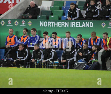 Stade National de Football, Belfast, Irlande du Nord. 28 mars 2016. L'Irlande du Nord banc regarder la partie. Manager de Michael O'Neill est laissé dans la première rangée. David Hunter/Alamy Live News Banque D'Images