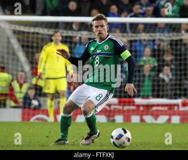 Stade National de Football, Belfast, Irlande du Nord. 28 mars 2016. L'Irlande du Nord le capitaine Steven Davis sur la balle. David Hunter/Alamy Live News Banque D'Images