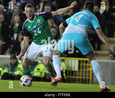 Stade National de Football, Belfast, Irlande du Nord. 28 mars 2016. L'Irlande du Nord Washington Conor gâche sur l'attaque. David Hunter/Alamy Live News Banque D'Images