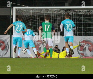 Stade National de Football, Belfast, Irlande du Nord. 28 mars 2016. L'Irlande du gardien Roy Carroll enregistre cette pénalité de Milivoje Novakovic. David Hunter/Alamy Live News Banque D'Images