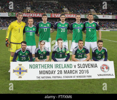 Stade National de Football, Belfast, Irlande du Nord. 28 mars 2016. L'équipe d'Irlande du Nord à coup d'envoi. David Hunter/Alamy Live News Banque D'Images