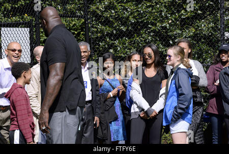 Washington, District de Columbia, Etats-Unis. Mar 28, 2016. Sasha Obama (C) prend en joueur professionnel de basket-ball Shaquille O'Neal lors de la Maison blanche aux Œufs de Pâques à la Maison Blanche le 28 mars 2016 à Washington, DC.Crédit : Olivier Douliery/Piscine via CNP Crédit : Olivier Douliery/CNP/ZUMA/Alamy Fil Live News Banque D'Images