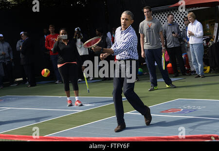 Washington, District de Columbia, Etats-Unis. Mar 28, 2016. United Statrs le président Barack Obama joue au tennis au cours de la Maison blanche aux Œufs de Pâques à la Maison Blanche le 28 mars 2016 à Washington, DC.Crédit : Olivier Douliery/Piscine via CNP Crédit : Olivier Douliery/CNP/ZUMA/Alamy Fil Live News Banque D'Images