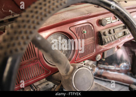 Naplouse, Cisjordanie. 23 Jan, 2016. La planche de bord poussiéreux d'une coccinelle Volkswagen dans un garage à Naplouse, Cisjordanie, 23 janvier 2016. De plus en plus de gens vivant en Palestine découvrez le vintage car pour eux-mêmes. Photo : David l'EHL/dpa/Alamy Live News Banque D'Images