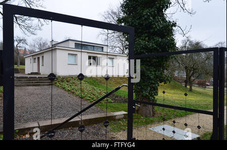 Weimar, Allemagne. Mar 11, 2016. La 'Haus am Horn', photographié à Weimar, Allemagne, 11 mars 2016. Soi-disant vers la fin de l'année, le monument architectural, la seule autorisation de Bauhaus à Weimar, seront remis à la fondation Klassik et deviennent partie intégrante du nouveau Musée du Bauhaus. La maison expérimentale a été conçu en 1923 pour la grande exposition du Bauhaus et représente la vie moderne avec peu d'entretien et soutien matériel. PHOTO : MARTIN SCHUTT/dpa/Alamy Live News Banque D'Images